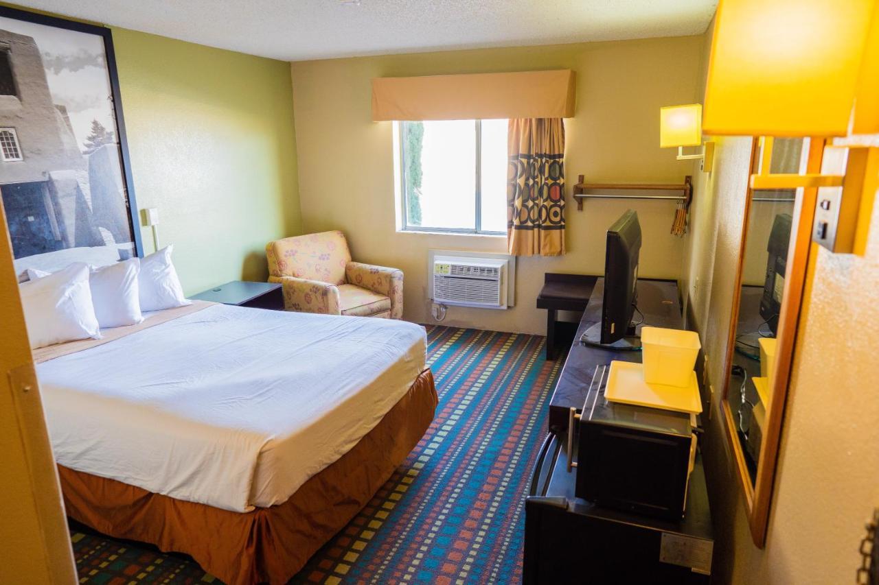 Hotel Super 8 By Wyndham Belen Nm Zewnętrze zdjęcie